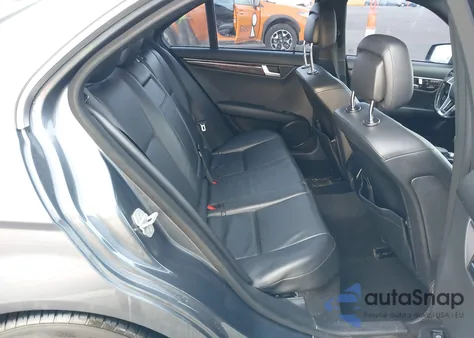 2013 Mercedes-Benz C 300 Sport 4Matic z USA, uszkodzony, nr VIN WDDGF8ABXDR244936